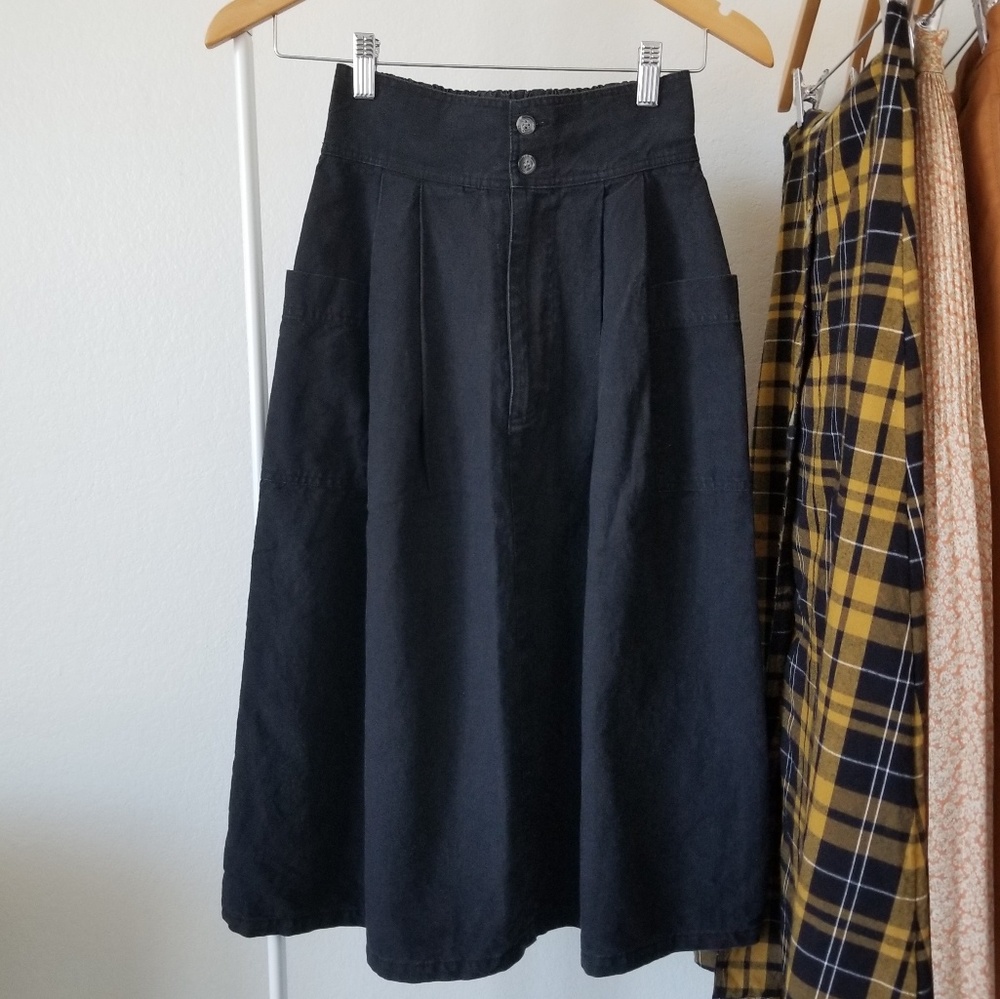 high waisted black skirt with pockets